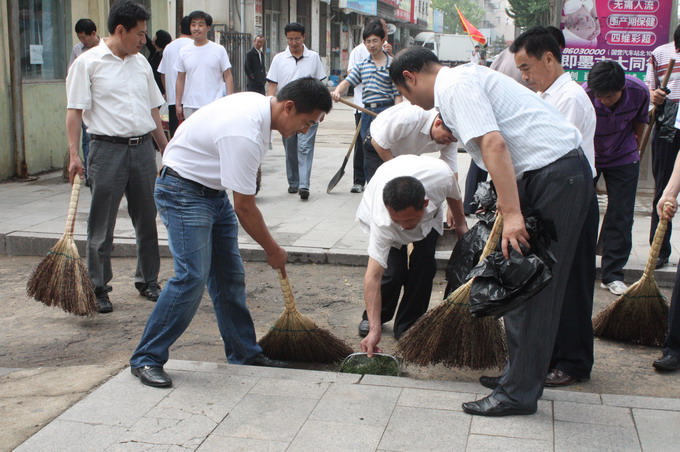 即墨市教体局工作人员参加城区环境卫生集中清