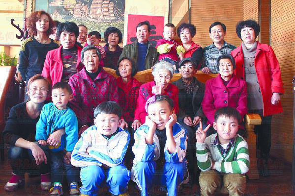 即墨102岁老人过大寿五世同堂