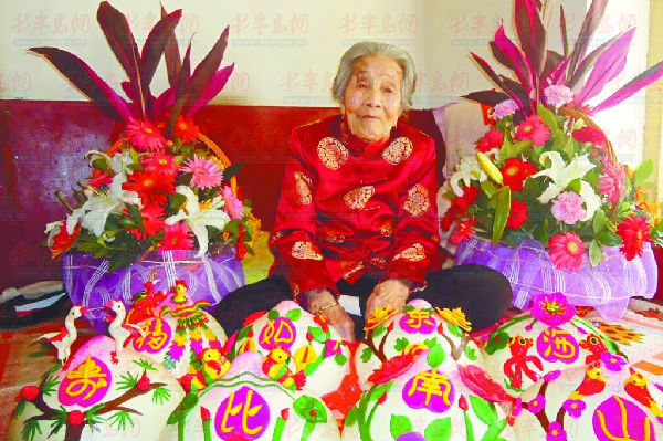 即墨102岁老人过大寿五世同堂