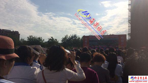二十八中开毕业典礼，不准带帽子不准打伞，我就试问一下你们后面坐着的那几