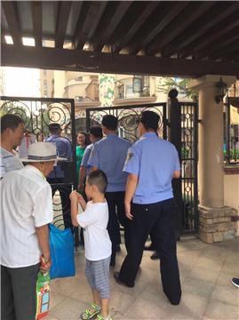 花城嘉尔幼儿园老师打孩子被曝光，被家长包围