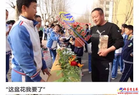 爱心雨露哺春晖 校园义卖助学子