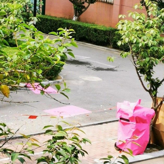 办喜事给井盖贴红纸 是不能丢的传统还是陋习
