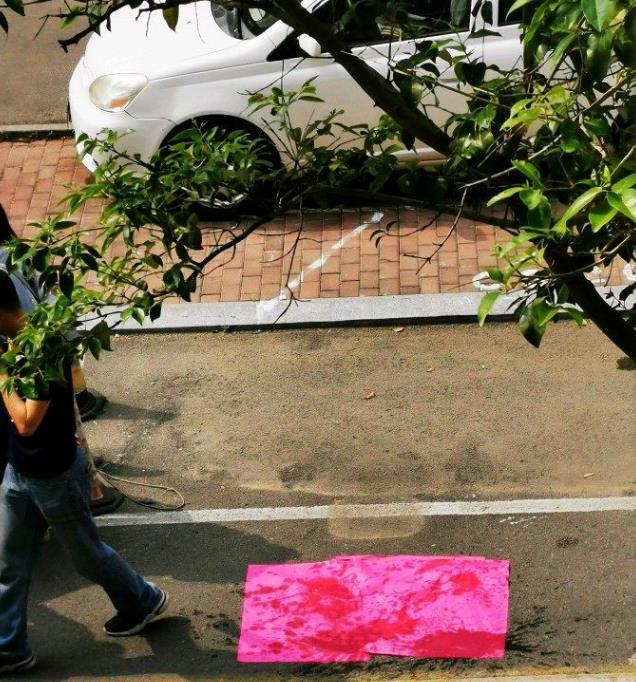 办喜事给井盖贴红纸 是不能丢的传统还是陋习