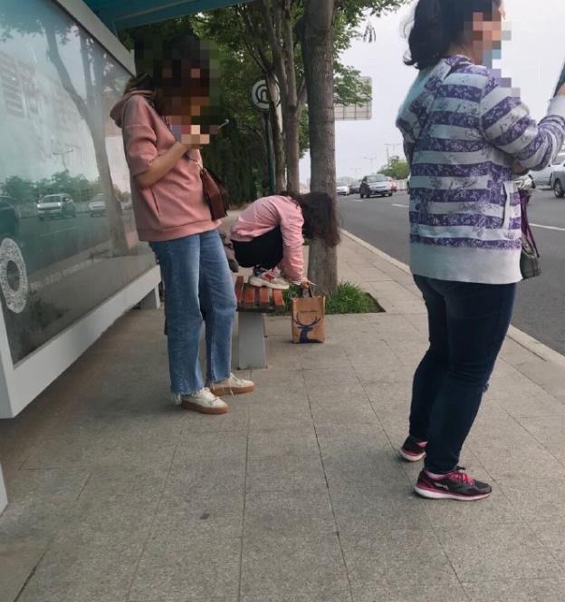 等公交的时候看到的 真是干净自己恶心别人
