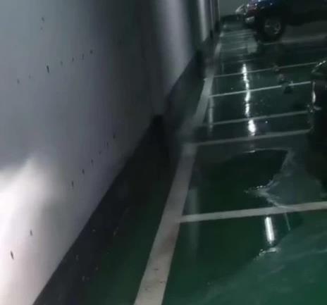 地下车库漏水严重 即墨绿城玫瑰园物业开发商互相推责