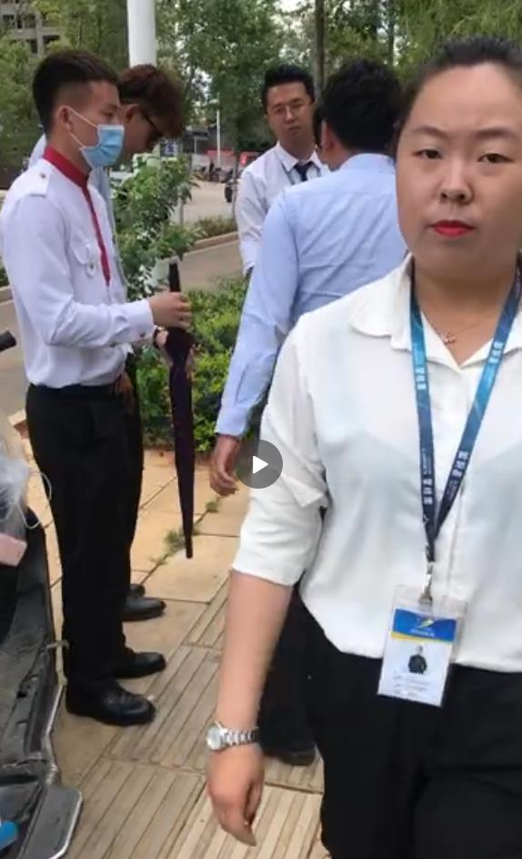 中南樾府职业顾问和物业保安群殴外部人员？