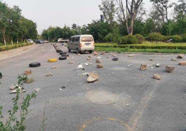 物业为了不让业主在此停车 也真是绞尽脑汁