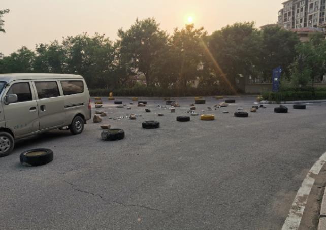 物业为了不让业主在此停车 也真是绞尽脑汁