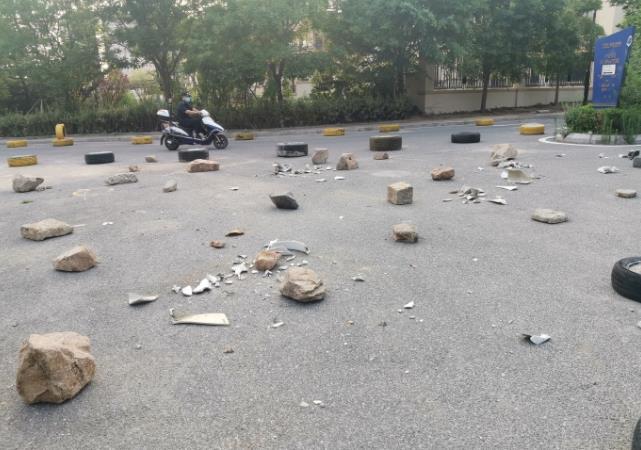 物业为了不让业主在此停车 也真是绞尽脑汁