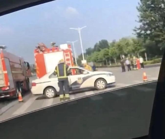 即墨青威路集装箱侧翻！