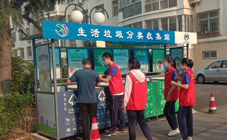 即墨通济街道开展暑假行动月学生志愿者站桶活动
