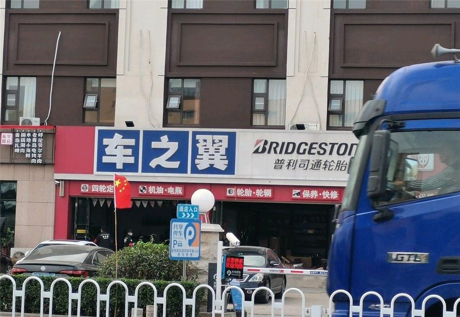 地铁站边的共享停车场太棒了！又环保又方便