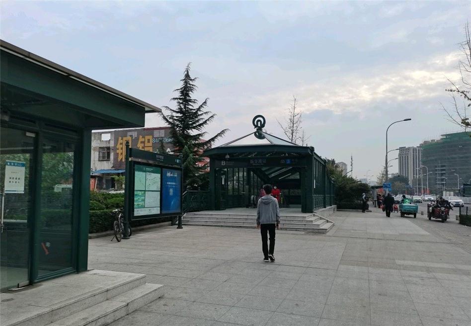 地铁站边的共享停车场太棒了！又环保又方便