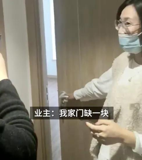 天花板淌水、房门缺一块儿.即墨保利堂颂交房现场惨遭大型“翻车”