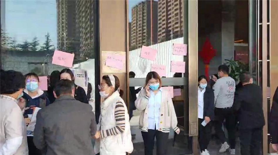 即墨禹州朗廷府遭业主维权：无良开发商，欺骗消费者！