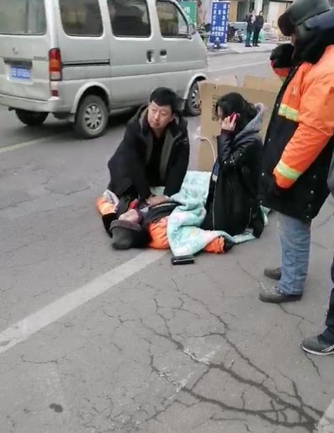 即墨旧货市场路过二人抢救环卫工人