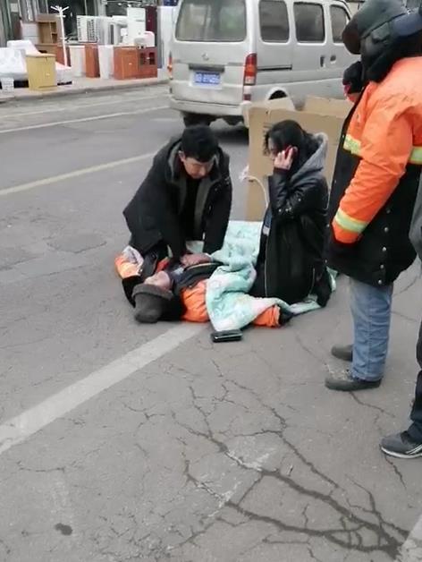 即墨旧货市场路过二人抢救环卫工人