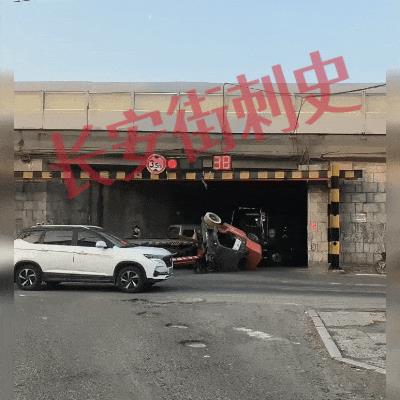 大意了！即墨西元庄高架桥惊魂！叉车撞桥侧翻，早高峰堵成“停车场”！