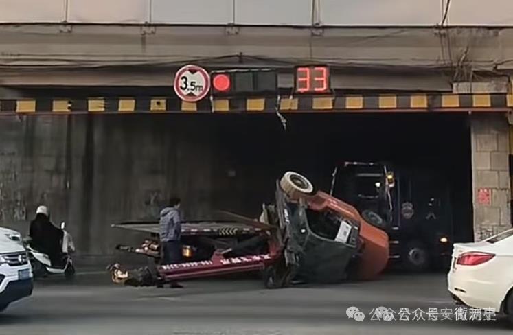 大意了！即墨西元庄高架桥惊魂！叉车撞桥侧翻，早高峰堵成“停车场”！