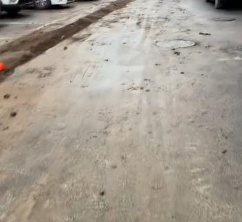即墨通济九九花园泥泞土路难通行，业主直言有家难回