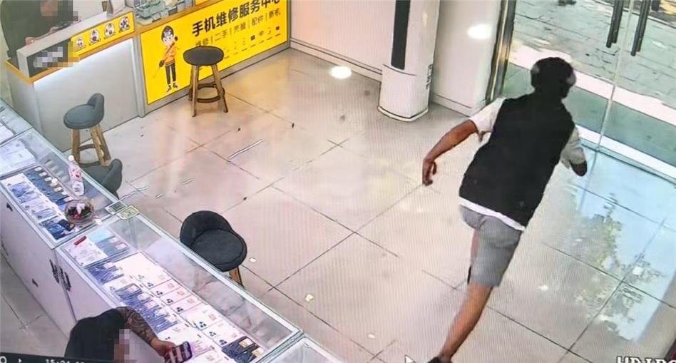 青岛即墨抢劫案嫌疑人微信踩点、分工抢手机，警方侦办进展如何